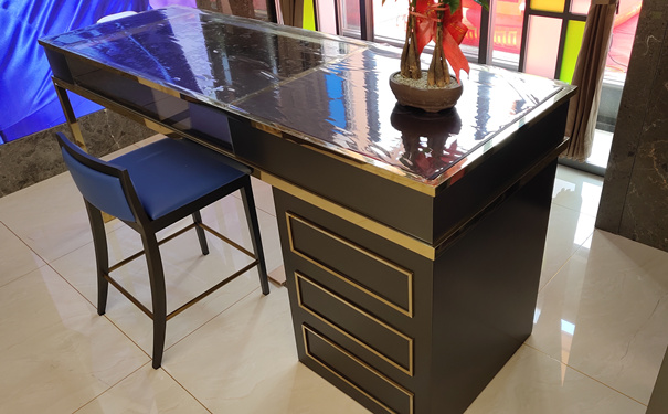 鄭州市河南鑫馬不銹鋼制品有限公司定制的鑲邊鈦金不銹鋼辦公桌
